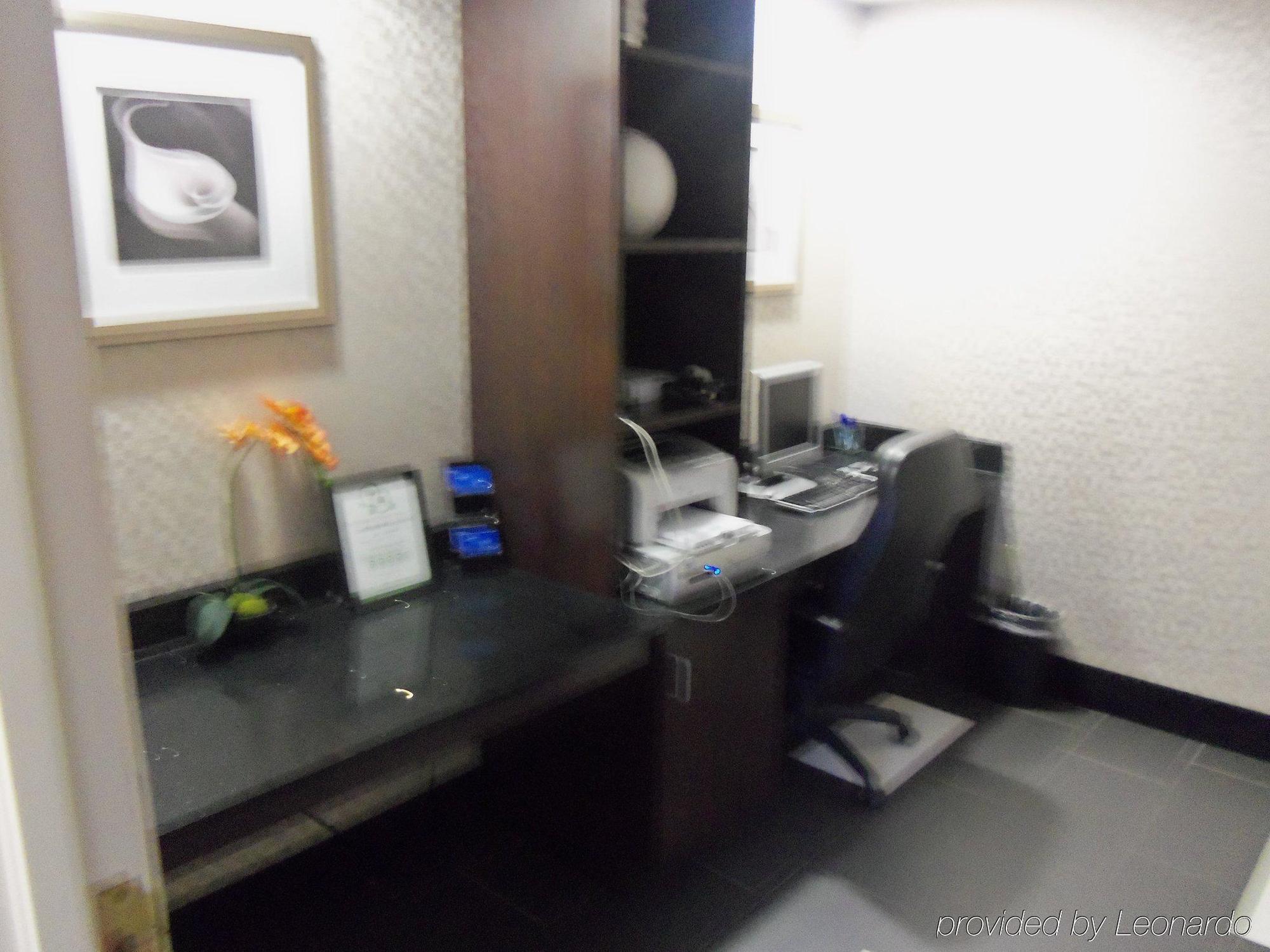 Holiday Inn Express Hotel & Suites Sanford By Ihg Exterior foto