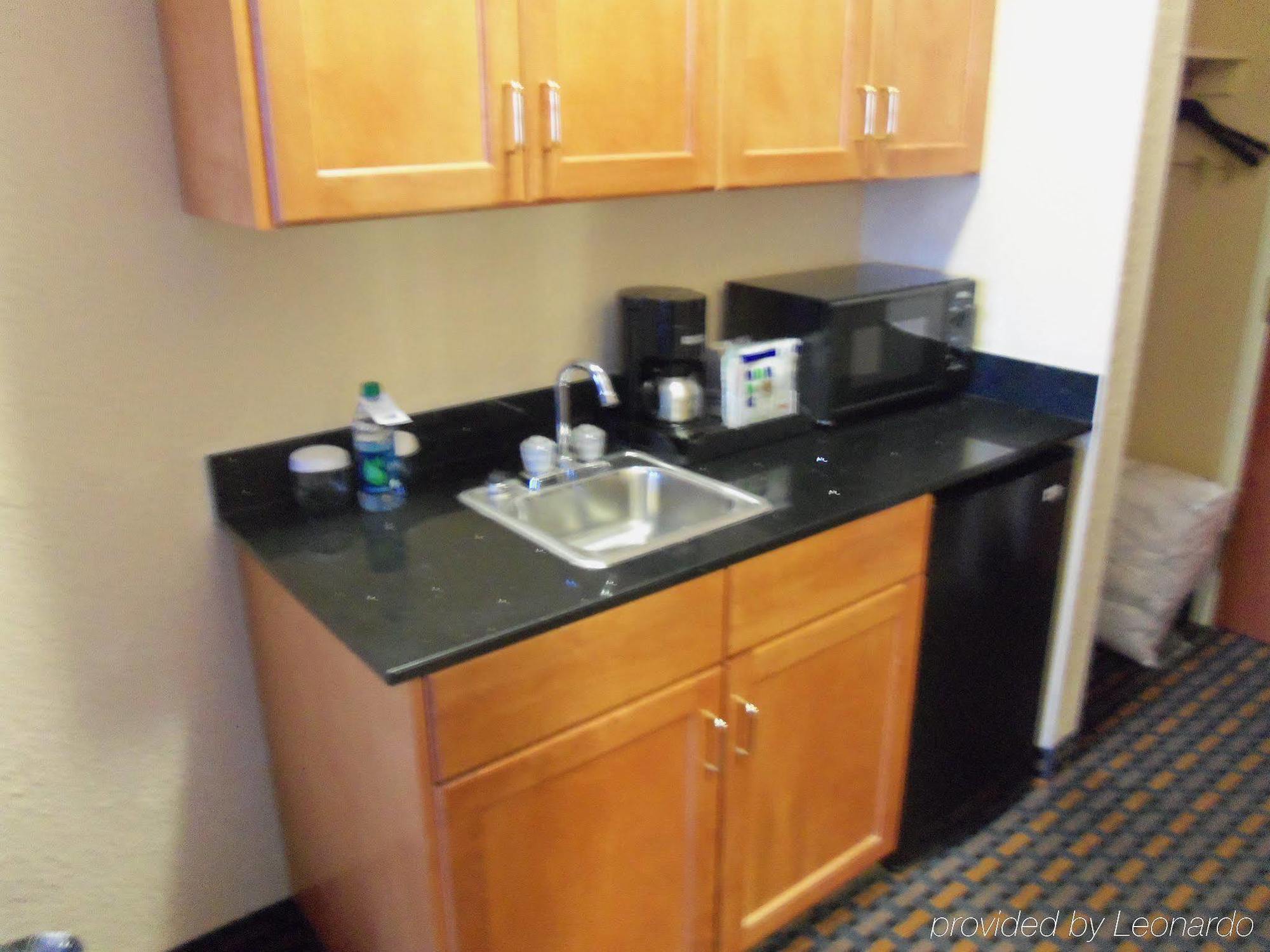 Holiday Inn Express Hotel & Suites Sanford By Ihg Exterior foto