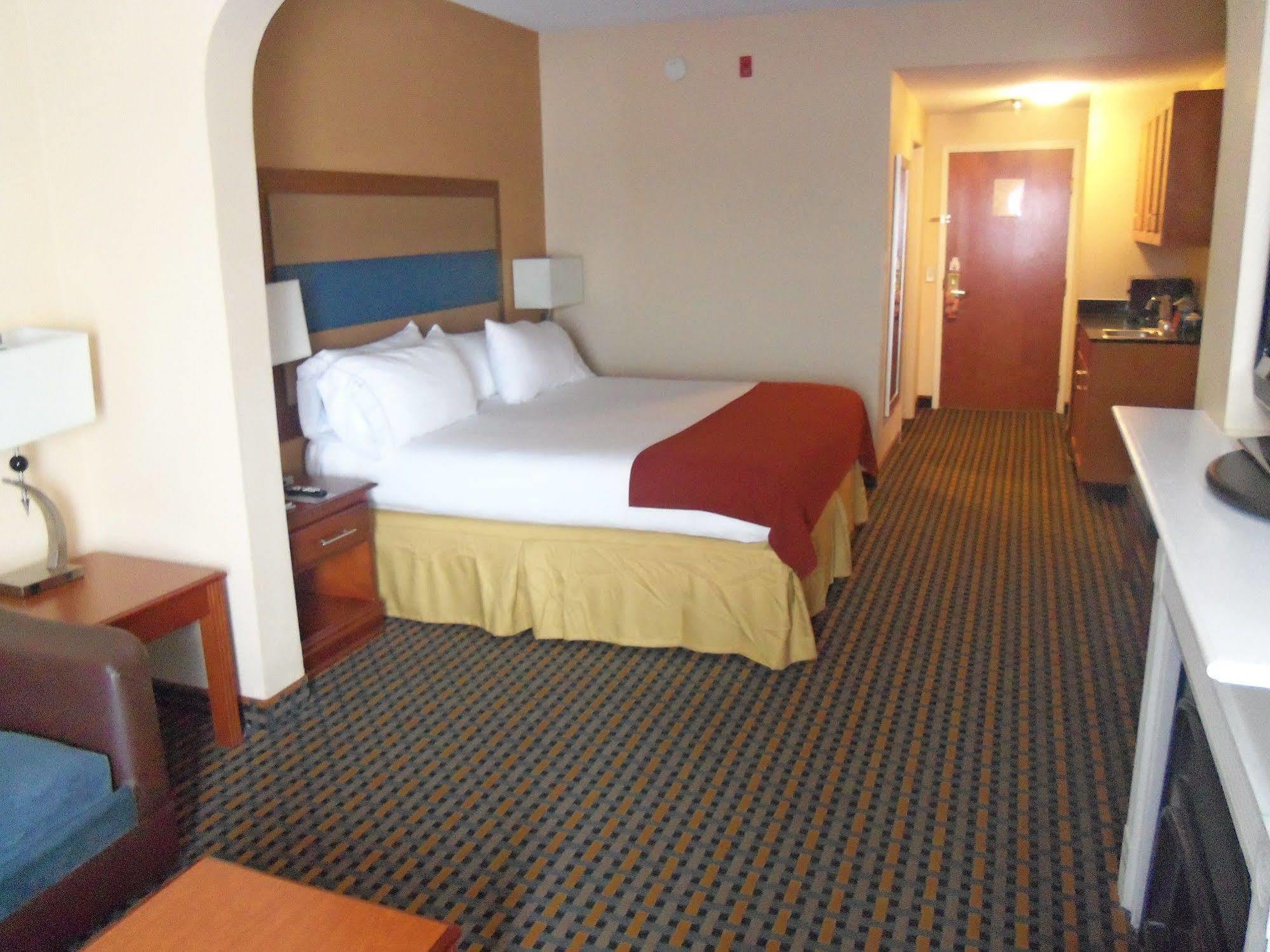 Holiday Inn Express Hotel & Suites Sanford By Ihg Exterior foto