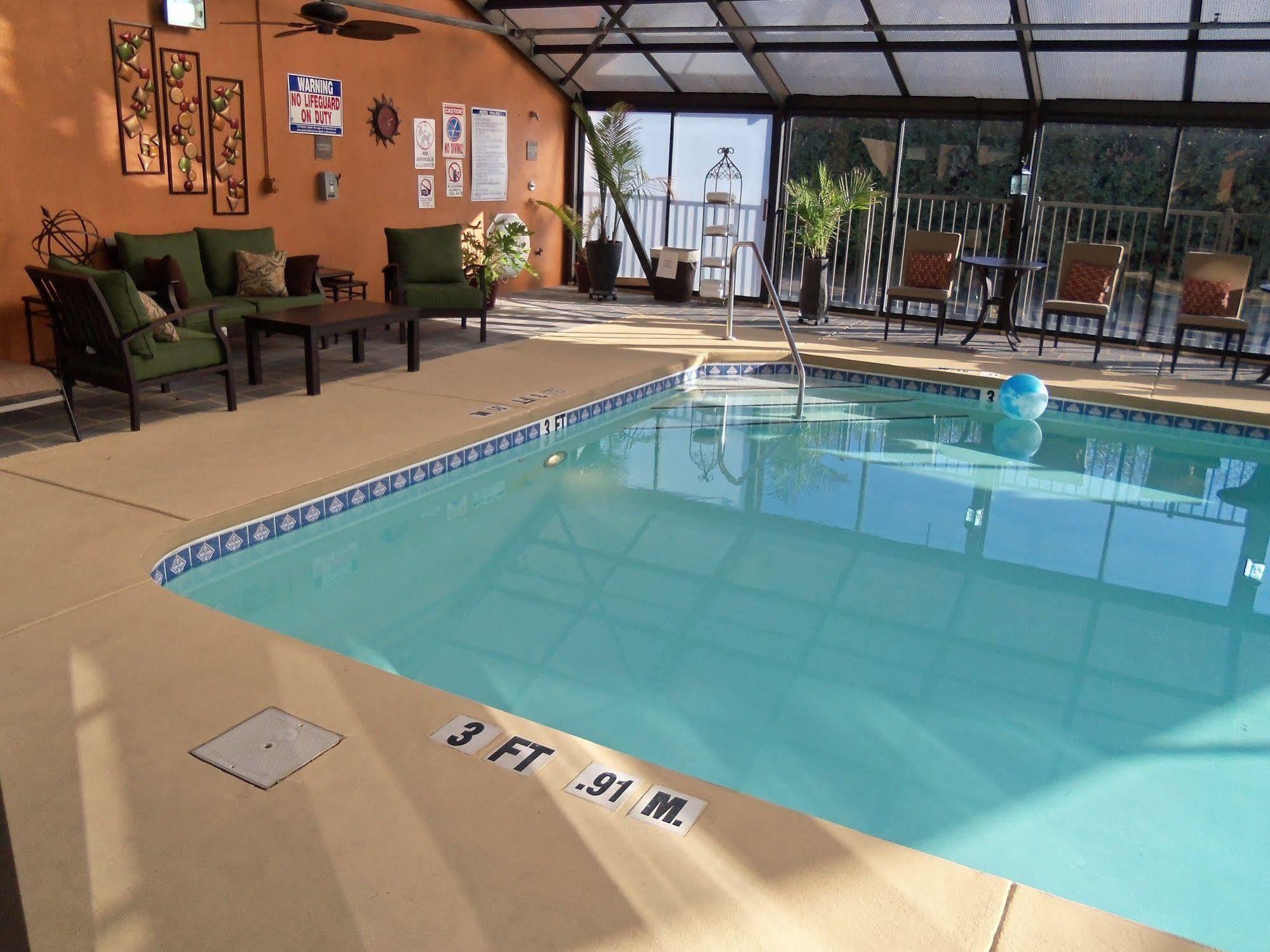Holiday Inn Express Hotel & Suites Sanford By Ihg Exterior foto