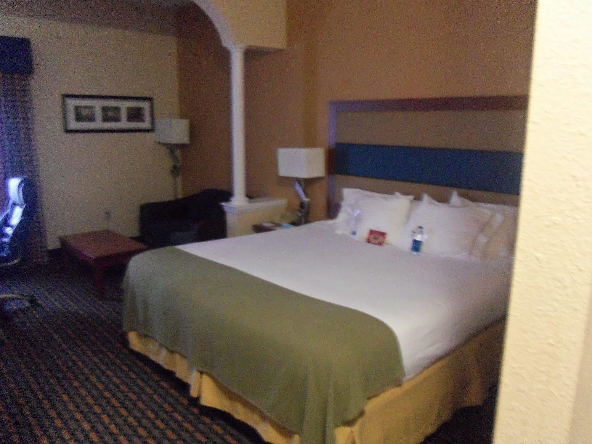 Holiday Inn Express Hotel & Suites Sanford By Ihg Exterior foto